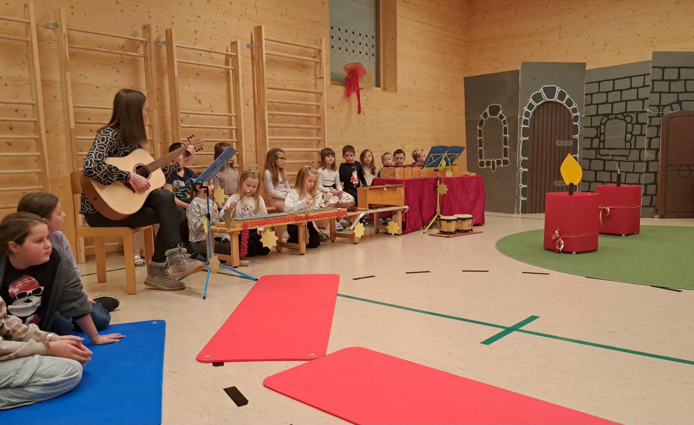 Kinder bei der musikalischen Weihnachtsfeier 2024