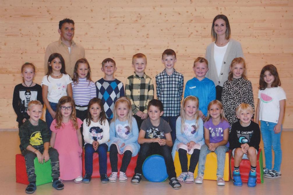 Kinder und Lehrpersonen der 1. Klasse 2023/24