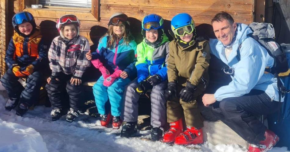 Schülergruppe beim Schifahren