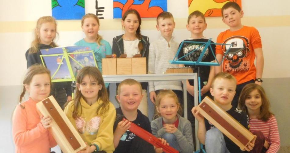 Kinder mit Instrumenten und Notenständern